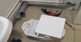 Установка напольного унитаза в бору: монтаж под ключ от СантехДомБор от 5088 рублей.